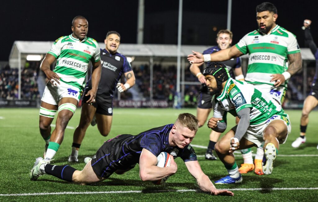 Bonus-point win puts Glasgow Warriors four points clear at the top