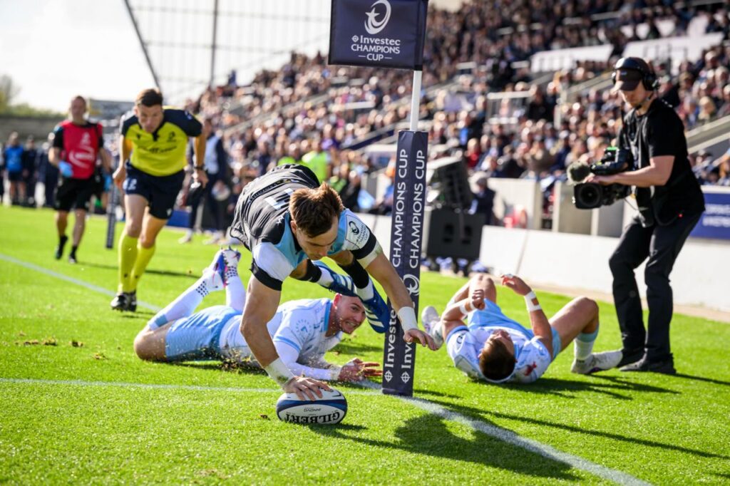 Glasgow Warriors run in seven tries to beat Sale Sharks